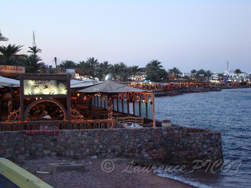 DSC02051.JPG - La promenade de Dahab côté nord, tous les restaurants au bord de l'eau