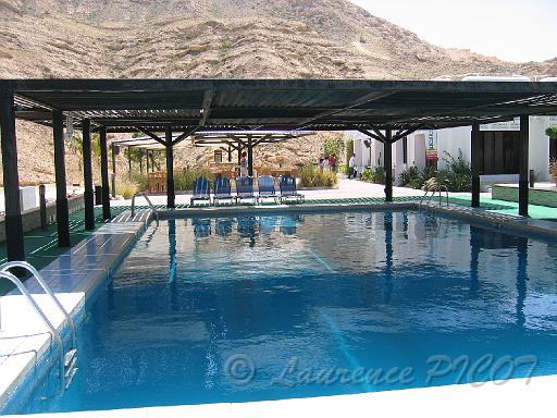 piscine.JPG - la piscine avec au fond la terrasse du restaurant