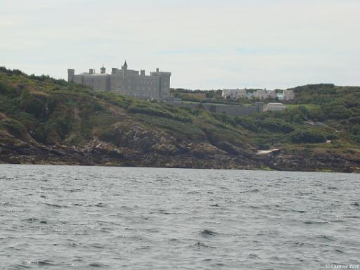 DSC02470_tn.jpg - l'île de Brecqhou et son chateau, pas très joli cela fait un peu Dysney land !